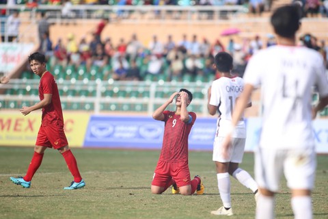Thua U18 Campuchia, U18 Việt Nam dừng bước ở vòng bảng giải đấu trên sân nhà - Ảnh 1. Thua U18 Campuchia, U18 Việt Nam dừng bước ở vòng bảng giải đấu trên sân nhà - Ảnh 1.