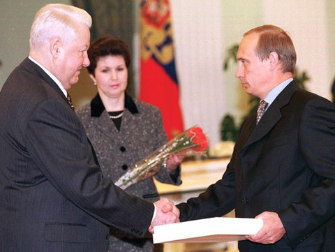 20 năm cầm quyền của Putin: Trả lại vị thế Nga, nhưng với giá nào? - Ảnh 2. 20 năm cầm quyền của Putin: Trả lại vị thế Nga, nhưng với giá nào? - Ảnh 2.
