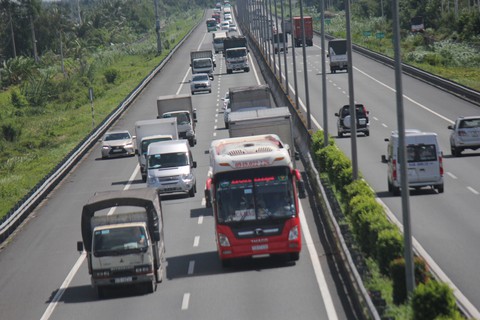 Cao tốc TP.HCM - Trung Lương lộn xộn như đường làng - Ảnh 6. Cao tốc TP.HCM - Trung Lương lộn xộn như đường làng - Ảnh 6.