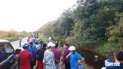 Thi thể người chạy xe ôm bên mương nước có vết thương, nghi bị sát hại - Ảnh 1. Thi thể người chạy xe ôm bên mương nước có vết thương, nghi bị sát hại - Ảnh 1.