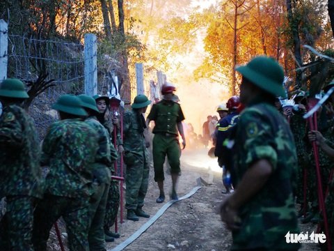 Rừng thông núi Ngũ Phong cháy lớn, nghi do đốt vàng mã - Ảnh 2. Rừng thông núi Ngũ Phong cháy lớn, nghi do đốt vàng mã - Ảnh 2.
