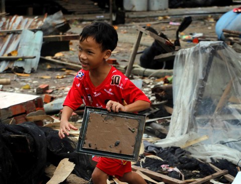 Học trò vùng mưa lũ chật vật vào năm học mới - Ảnh 1. Học trò vùng mưa lũ chật vật vào năm học mới - Ảnh 1.