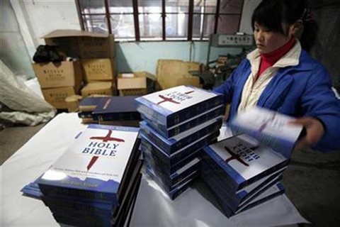 Kinh Thánh do Trung Quốc sản xuất thoát áp thuế quan của Mỹ - Ảnh 1. Kinh Thánh do Trung Quốc sản xuất thoát áp thuế quan của Mỹ - Ảnh 1.