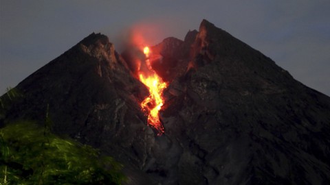 Indonesia cấm các hoạt động gần núi lửa Merapi - Ảnh 1. Indonesia cấm các hoạt động gần núi lửa Merapi - Ảnh 1.