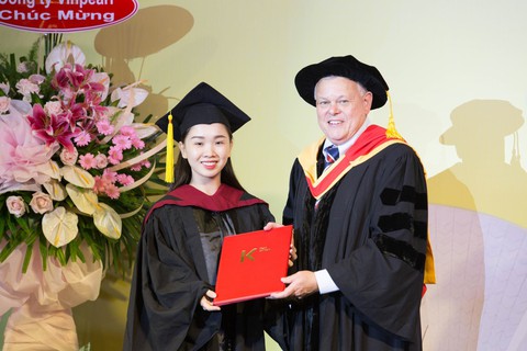 ‘Du học tại chỗ’ - Nhận bằng quốc tế - Ảnh 1. ‘Du học tại chỗ’ - Nhận bằng quốc tế - Ảnh 1.