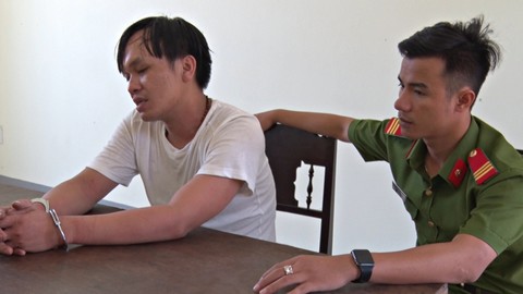 Clip: Tài xế dương tính ma túy chạy thẳng xe vào cảnh sát giao thông - Ảnh 1. Clip: Tài xế dương tính ma túy chạy thẳng xe vào cảnh sát giao thông - Ảnh 1.