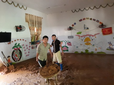 Học trò vùng mưa lũ chật vật vào năm học mới - Ảnh 2. Học trò vùng mưa lũ chật vật vào năm học mới - Ảnh 2.