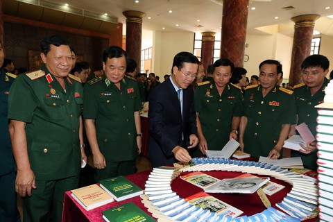 Hình ảnh ‘Bộ đội Cụ Hồ’ là biểu tượng cao đẹp, độc đáo riêng của quân đội Việt Nam - Ảnh 2. Hình ảnh ‘Bộ đội Cụ Hồ’ là biểu tượng cao đẹp, độc đáo riêng của quân đội Việt Nam - Ảnh 2.