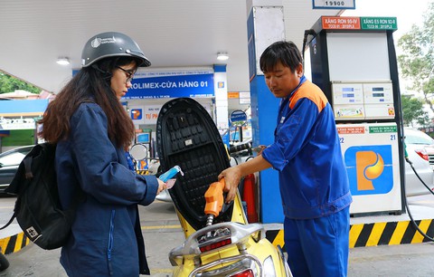 Giữ hay bỏ quỹ bình ổn giá xăng dầu? - Ảnh 1. Giữ hay bỏ quỹ bình ổn giá xăng dầu? - Ảnh 1.