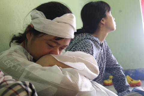 Mẹ không còn, em không biết dựa ai để đến trường - Ảnh 1. Mẹ không còn, em không biết dựa ai để đến trường - Ảnh 1.