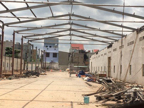 Tránh nắng chỗ nhà xưởng đang tháo dỡ, 2 người bị tường sập đè chết - Ảnh 2. Tránh nắng chỗ nhà xưởng đang tháo dỡ, 2 người bị tường sập đè chết - Ảnh 2.