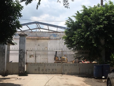 Tránh nắng chỗ nhà xưởng đang tháo dỡ, 2 người bị tường sập đè chết - Ảnh 3. Tránh nắng chỗ nhà xưởng đang tháo dỡ, 2 người bị tường sập đè chết - Ảnh 3.