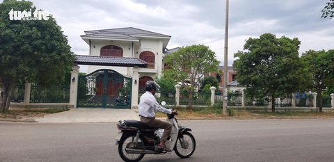 Nhiều sai phạm trong giao, chuyển nhượng 2 lô đất cho vợ cựu bí thư tỉnh - Ảnh 1. Nhiều sai phạm trong giao, chuyển nhượng 2 lô đất cho vợ cựu bí thư tỉnh - Ảnh 1.