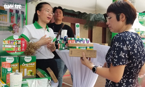 Cán bộ, nhân viên ngành y ký cam kết hạn chế rác thải nhựa - Ảnh 2. Cán bộ, nhân viên ngành y ký cam kết hạn chế rác thải nhựa - Ảnh 2.