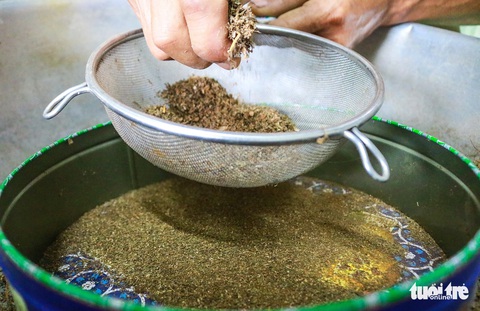 Những bức tranh được làm bằng lá sen mục và vỏ tràm - Ảnh 8. Những bức tranh được làm bằng lá sen mục và vỏ tràm - Ảnh 8.