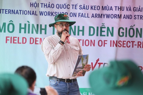 Chuyên gia tới Việt Nam tìm hiểu giải pháp phòng trừ sâu keo - Ảnh 1. Chuyên gia tới Việt Nam tìm hiểu giải pháp phòng trừ sâu keo - Ảnh 1.