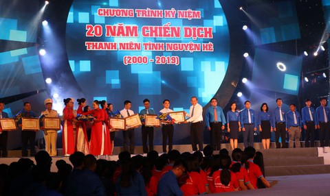 70 triệu lượt thanh niên tham gia tình nguyện suốt 20 năm qua - Ảnh 5. 70 triệu lượt thanh niên tham gia tình nguyện suốt 20 năm qua - Ảnh 5.