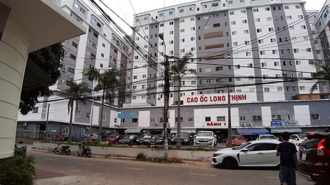 Nhà bán cho người thu nhập thấp, nhưng hàng trăm chủ nhà đều có... ôtô - Ảnh 1. Nhà bán cho người thu nhập thấp, nhưng hàng trăm chủ nhà đều có... ôtô - Ảnh 1.