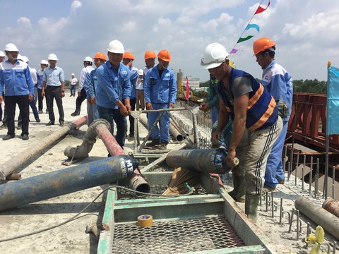 TP.HCM hợp long cầu Vàm Sát 2, dân Cần Giờ háo hức chờ cầu mới - Ảnh 2. TP.HCM hợp long cầu Vàm Sát 2, dân Cần Giờ háo hức chờ cầu mới - Ảnh 2.
