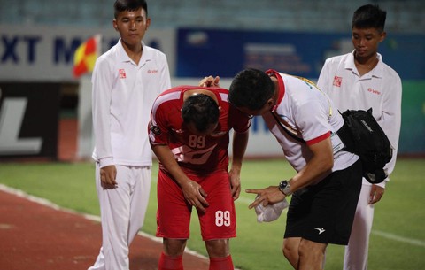 Trọng Hoàng dính chấn thương lãng xẹt trong trận Viettel thua Sài Gòn - Ảnh 1. Trọng Hoàng dính chấn thương lãng xẹt trong trận Viettel thua Sài Gòn - Ảnh 1.