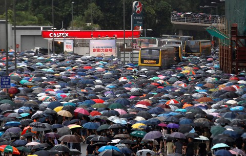 Hàng chục ngàn người Hong Kong mang dù xuống đường - Ảnh 1. Hàng chục ngàn người Hong Kong mang dù xuống đường - Ảnh 1.