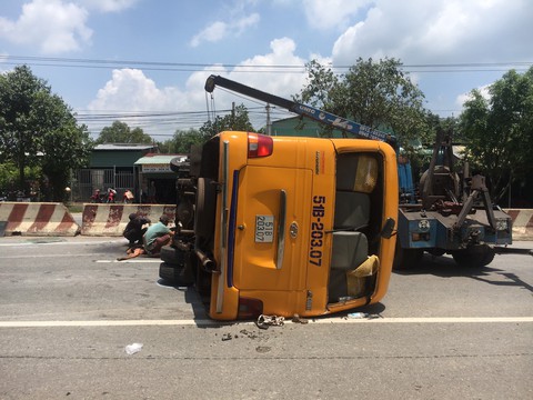 Xe đò đang chạy rơi hai bánh rồi lật ngang, 10 người bị thương - Ảnh 2. Xe đò đang chạy rơi hai bánh rồi lật ngang, 10 người bị thương - Ảnh 2.