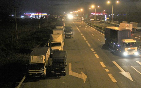 Cả ngàn tài xế dừng xe ngủ trên... đường cao tốc - Ảnh 3. Cả ngàn tài xế dừng xe ngủ trên... đường cao tốc - Ảnh 3.