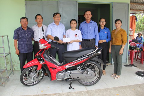 Cô bé mồ côi mẹ giữa mùa Vu lan được hỗ trợ xe máy, học bổng - Ảnh 3. Cô bé mồ côi mẹ giữa mùa Vu lan được hỗ trợ xe máy, học bổng - Ảnh 3.