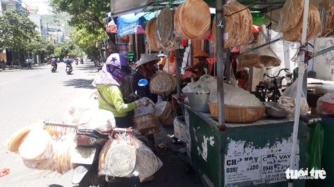 Tiểu thương bới tìm từng bao muối, bịch xà bông... trong tàn tro khu chợ cháy - Ảnh 6. Tiểu thương bới tìm từng bao muối, bịch xà bông... trong tàn tro khu chợ cháy - Ảnh 6.