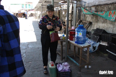 Tiểu thương bới tìm từng bao muối, bịch xà bông... trong tàn tro khu chợ cháy - Ảnh 4. Tiểu thương bới tìm từng bao muối, bịch xà bông... trong tàn tro khu chợ cháy - Ảnh 4.