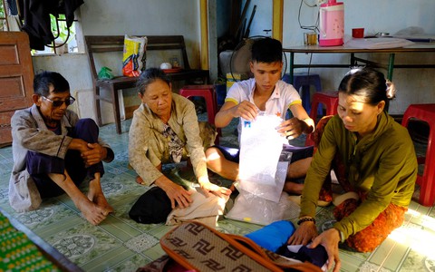 Đốm sáng trong ngôi nhà tăm tối - Ảnh 3. Đốm sáng trong ngôi nhà tăm tối - Ảnh 3.