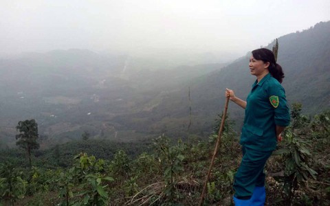 Nữ bí thư đi cuốc đất với dân - Ảnh 1. Nữ bí thư đi cuốc đất với dân - Ảnh 1.