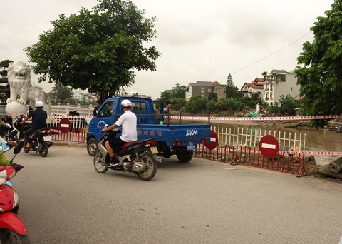 Phát hiện bom ngay chân cầu Tam Bạc, Hải Phòng - Ảnh 2. Phát hiện bom ngay chân cầu Tam Bạc, Hải Phòng - Ảnh 2.