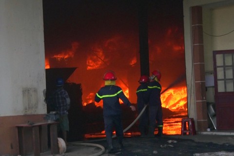 Mới hoạt động được 7 ngày, công ty nhựa bị lửa bao trùm - Ảnh 3. Mới hoạt động được 7 ngày, công ty nhựa bị lửa bao trùm - Ảnh 3.