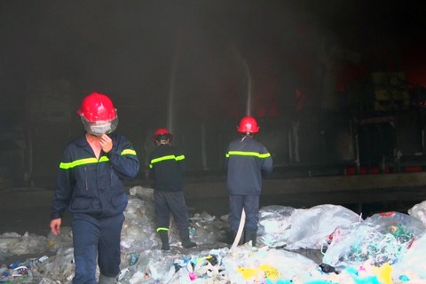 Mới hoạt động được 7 ngày, công ty nhựa bị lửa bao trùm - Ảnh 5. Mới hoạt động được 7 ngày, công ty nhựa bị lửa bao trùm - Ảnh 5.