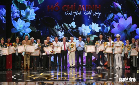 Thấy cô bác, bà con khó khăn nên mình giúp - Ảnh 1. Thấy cô bác, bà con khó khăn nên mình giúp - Ảnh 1.