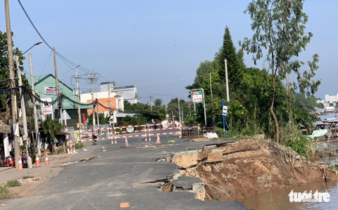 Tạm dừng khắc phục sạt lở quốc lộ 91 do bao cát bị trượt xuống đáy sông - Ảnh 1. Tạm dừng khắc phục sạt lở quốc lộ 91 do bao cát bị trượt xuống đáy sông - Ảnh 1.