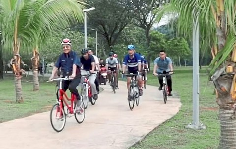 Thủ tướng Malaysia khoe sức khỏe khi đạp xe quanh thành phố - Ảnh 1. Thủ tướng Malaysia khoe sức khỏe khi đạp xe quanh thành phố - Ảnh 1.