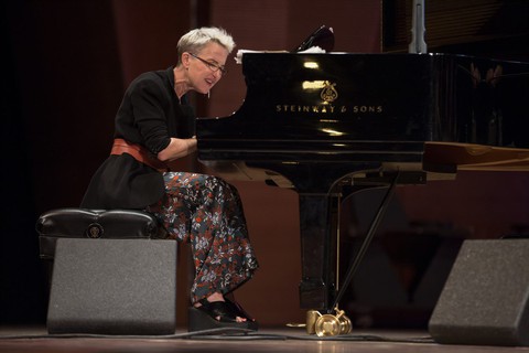 Myra Melford mang những âm thanh của Trắng & Đen đến TP.HCM - Ảnh 1. Myra Melford mang những âm thanh của Trắng & Đen đến TP.HCM - Ảnh 1.