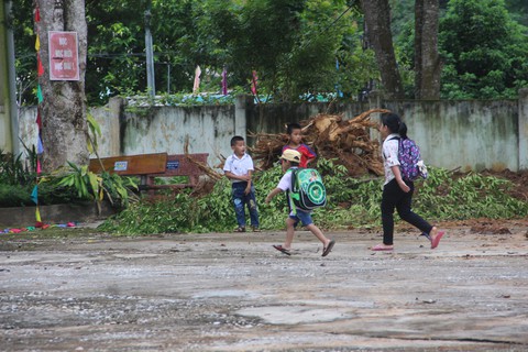 Học trò vùng lũ Na Mèo rộn ràng ngày tựu trường - Ảnh 4. Học trò vùng lũ Na Mèo rộn ràng ngày tựu trường - Ảnh 4.