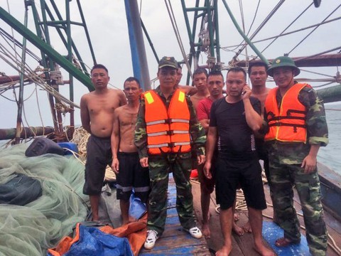 7 ngư dân thoát chết khi tàu cá chìm giữa biển - Ảnh 1. 7 ngư dân thoát chết khi tàu cá chìm giữa biển - Ảnh 1.