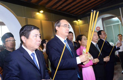 Lãnh đạo TP.HCM dâng hương Chủ tịch Tôn Đức Thắng - Ảnh 1. Lãnh đạo TP.HCM dâng hương Chủ tịch Tôn Đức Thắng - Ảnh 1.