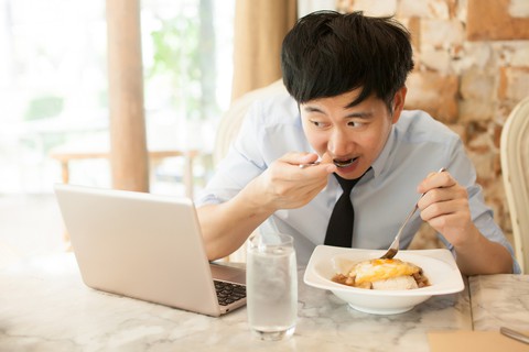 Ăn uống thế nào để không đột quỵ trên bàn làm việc - Ảnh 1. Ăn uống thế nào để không đột quỵ trên bàn làm việc - Ảnh 1.