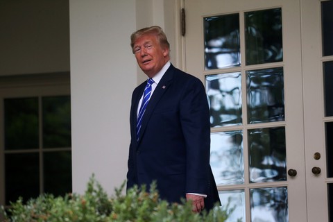 Ông Trump bất ngờ tuyên bố áp thuế 300 tỉ USD hàng Trung Quốc - Ảnh 1. Ông Trump bất ngờ tuyên bố áp thuế 300 tỉ USD hàng Trung Quốc - Ảnh 1.