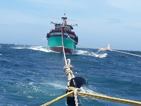 Tàu kiểm ngư cứu 2 tàu cá và 12 ngư dân gặp nạn trên biển - Ảnh 2. Tàu kiểm ngư cứu 2 tàu cá và 12 ngư dân gặp nạn trên biển - Ảnh 2.