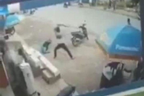 Xách kiếm chém người giữa thanh thiên bạch nhật - Ảnh 1. Xách kiếm chém người giữa thanh thiên bạch nhật - Ảnh 1.