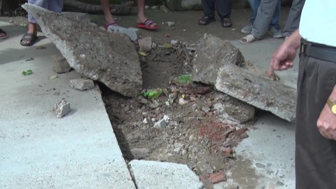 Nhiều nhà dân, đường giao thông bị nứt toác nghi do khai thác cát lậu - Ảnh 1. Nhiều nhà dân, đường giao thông bị nứt toác nghi do khai thác cát lậu - Ảnh 1.