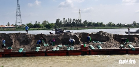 An Giang cố gắng khắc phục sạt lở quốc lộ 91 trong 2 tuần - Ảnh 2. An Giang cố gắng khắc phục sạt lở quốc lộ 91 trong 2 tuần - Ảnh 2.