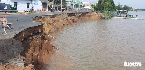 An Giang cố gắng khắc phục sạt lở quốc lộ 91 trong 2 tuần - Ảnh 1. An Giang cố gắng khắc phục sạt lở quốc lộ 91 trong 2 tuần - Ảnh 1.