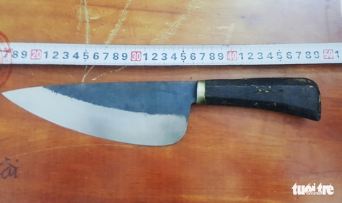 Nghi phạm kề dao vào cổ nữ nhân viên dọa cướp tiền khai gì? - Ảnh 2. Nghi phạm kề dao vào cổ nữ nhân viên dọa cướp tiền khai gì? - Ảnh 2.